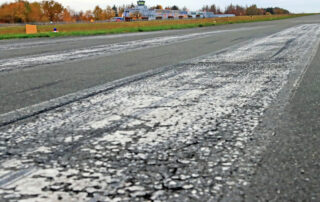 010_Alte_Start-und-Lande.Bahn_Asphalt-Deckschicht-Schaeden_0032