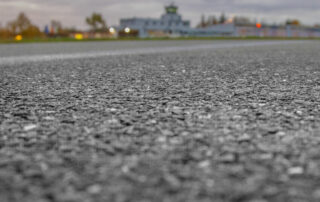 011_Alte_Start-und-Lande.Bahn_Asphalt-Deckschicht-Schaeden_0176